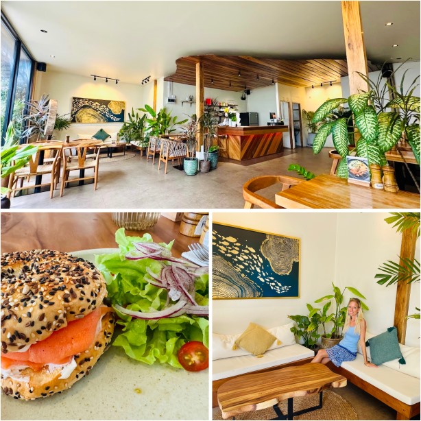 Prime Café Koh Phangan, Blick auf Restaurant mit Tischen, Stühlen, Pflanzen und Teller mit Lachsbagel