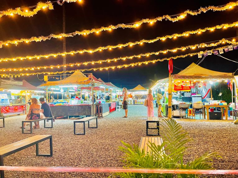 Srithanu Nachtmarkt mit Lichterketten und Marktständen