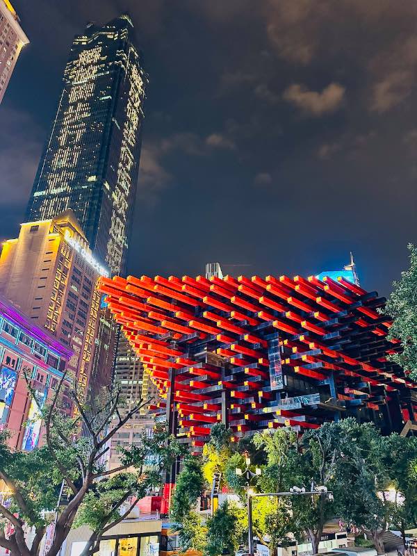 Kunstmuseum von Chongqing bei Nacht in Bleistiftoptik rot beleuchtet