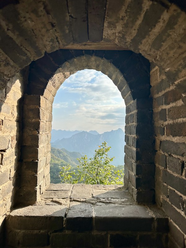 Blick durch ein Fenster an der chinesischen Mauer sehenswürdigkeiten Peking