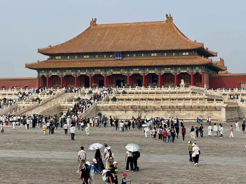 verbotene stadt von innen mit großem gebäude eine der peking sehenswürdigkeiten