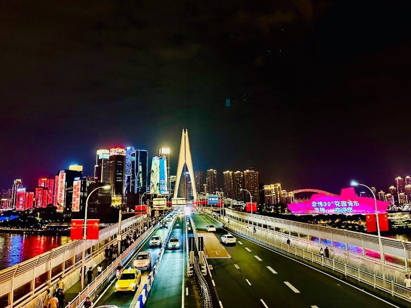 China Chongqing Brücke bei Nacht mit Autos