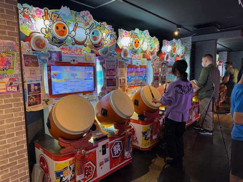 Trommler in Akihabara in Arcade