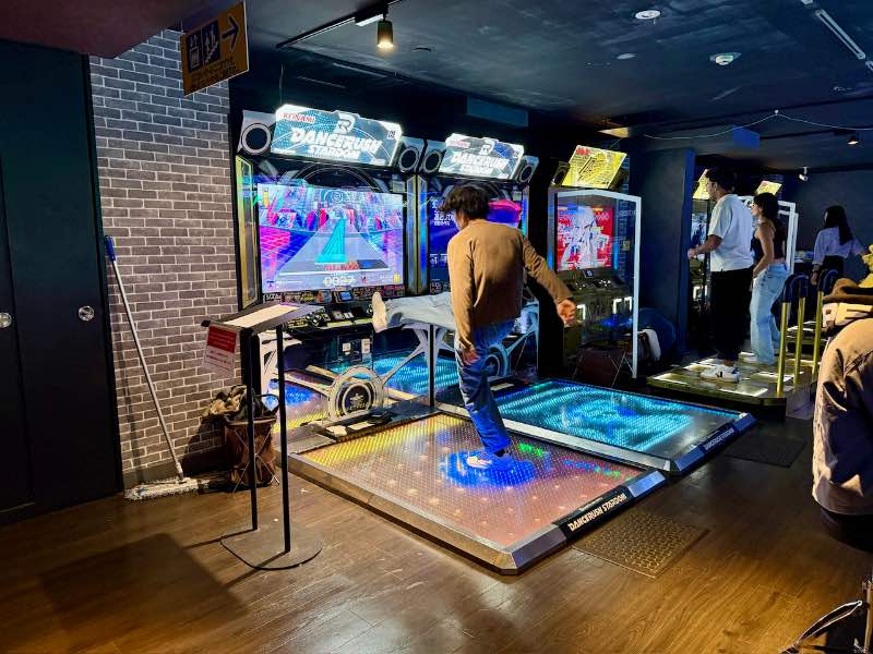 Arcade in Tokio beim Tanzen am Automaten