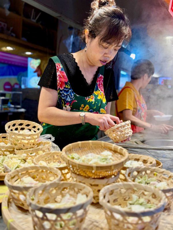 Frau macht Dumplings in Chongqing