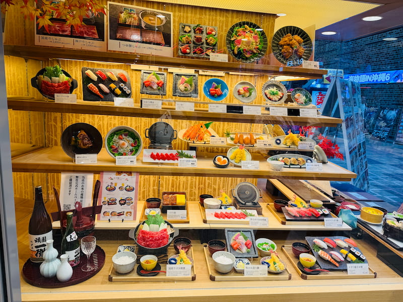 Schaufenster mit Essen aus Plastik in Tokio