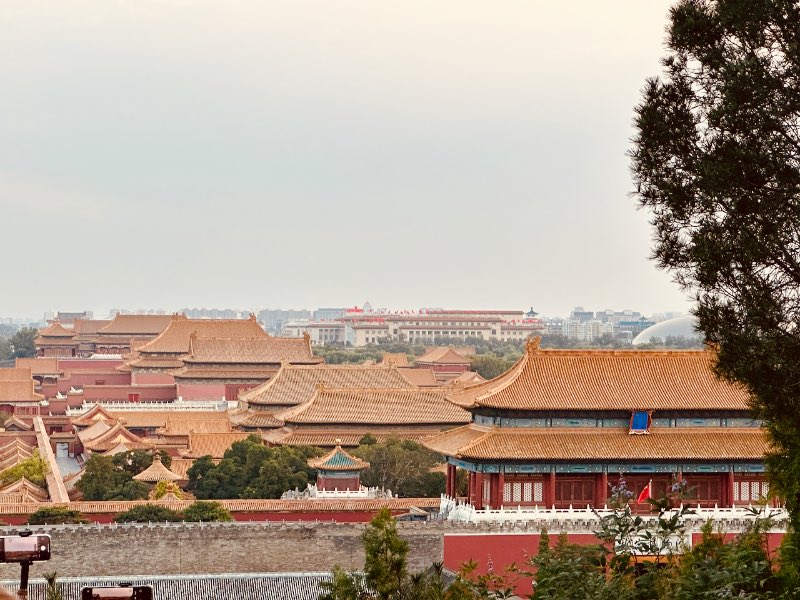 Jingshan-Park mit blick auf die verbotene stadt in peking eine der sehenswürdigkeiten