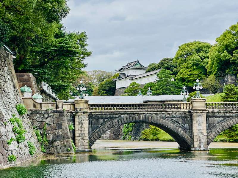 der Kaiserpalast mit der Brücke vor dem Eingang