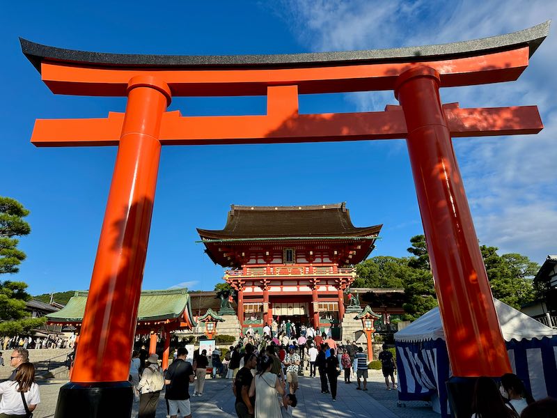 Eingang Inari Schrein Kyoto Sehenswürdigkeiten