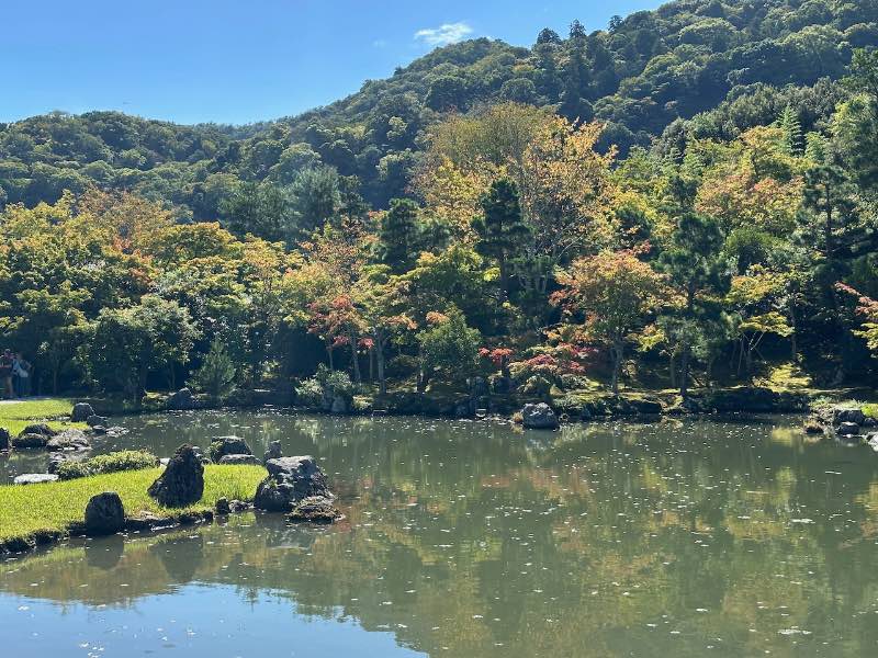 Tenryu-ji Tempel, See vor Berg mit Bäume