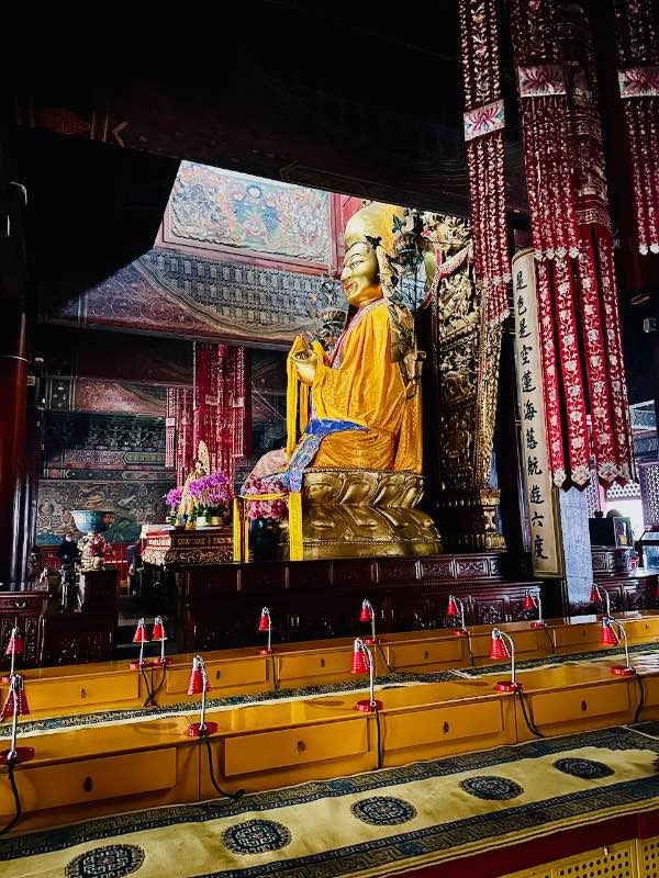 Buddah vom Lama tempel innen Peking eine der sehenswürdigkeiten