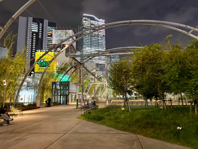 Tokio Sehenswürdigkeiten Japan bei Nacht im Miashita Park mit Blick auf Hochhäuser