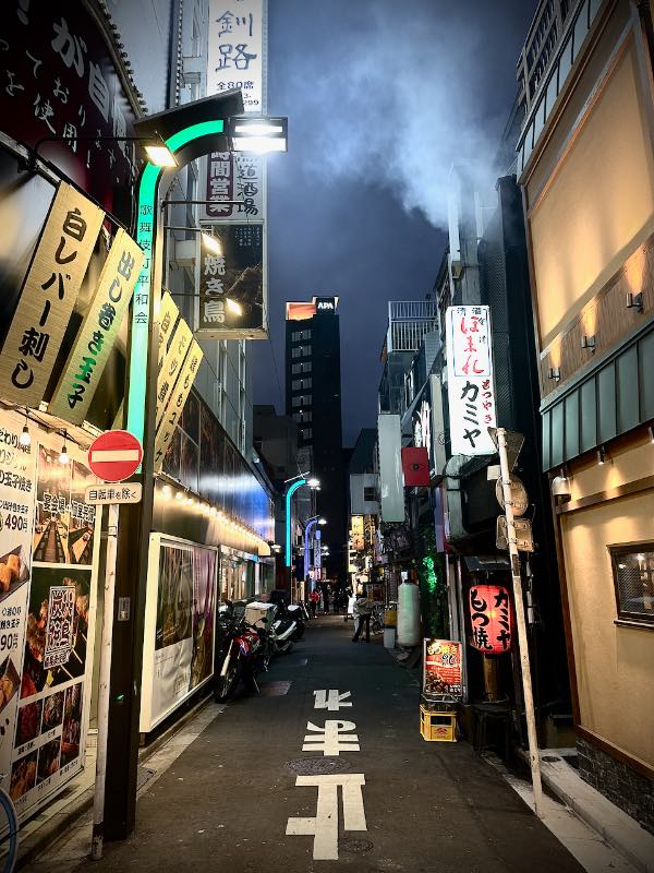 Straße in Tokio Sehenswürdigkeiten bei Nacht