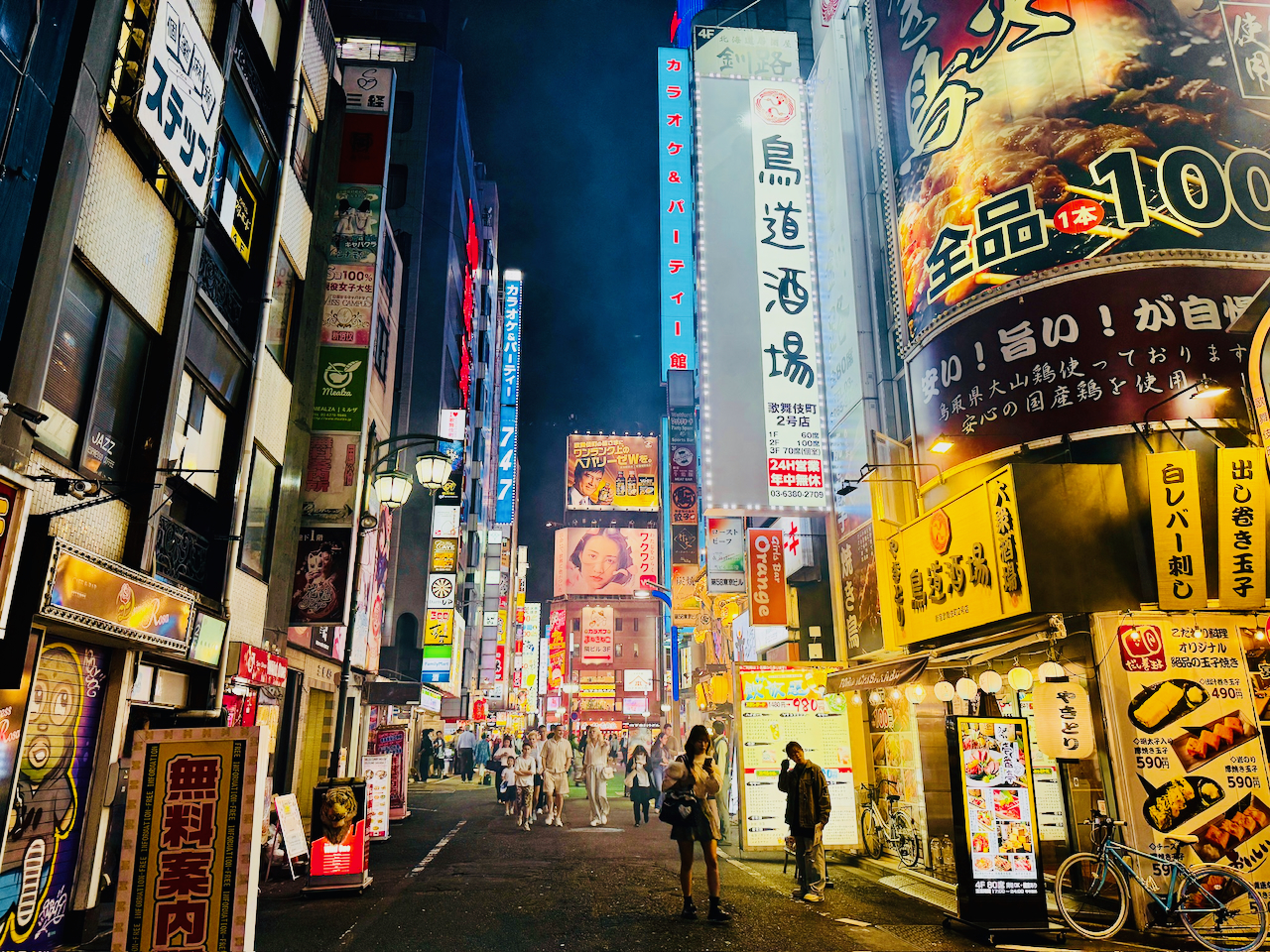 Tokio Sehenswürdigkeiten Shinjuku bei Nacht hell beleuchtet