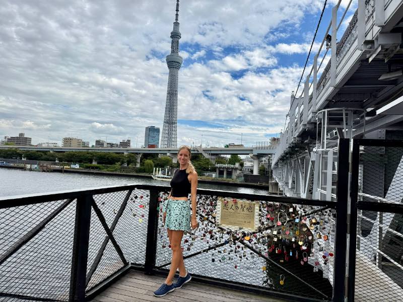 Tokio Sehenswürdigkeiten Schöne Frau vom dem Tokio Skytree Tower