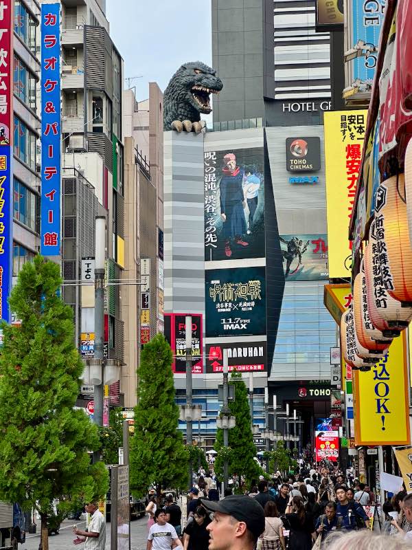 Tokio Sehenswürdigkeiten Shinjuku mit Godzila Kopf am Hochhaus
