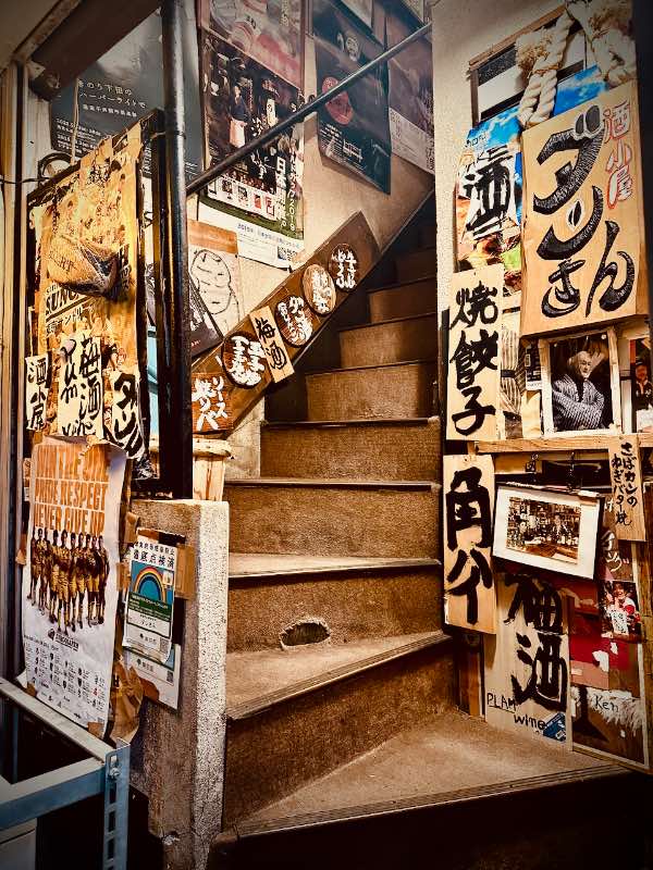 Tokio Sehenswürdigkeiten Golden Gai Treppenhaus