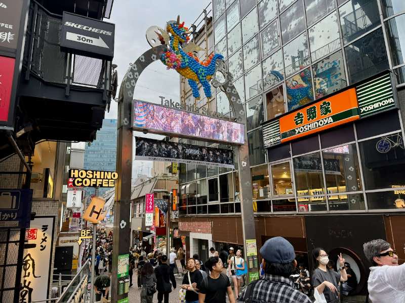 Tokio Sehenswürdigkeiten Belebtes Stadtvierel in Takeshika mit Restaurants und Geschäften